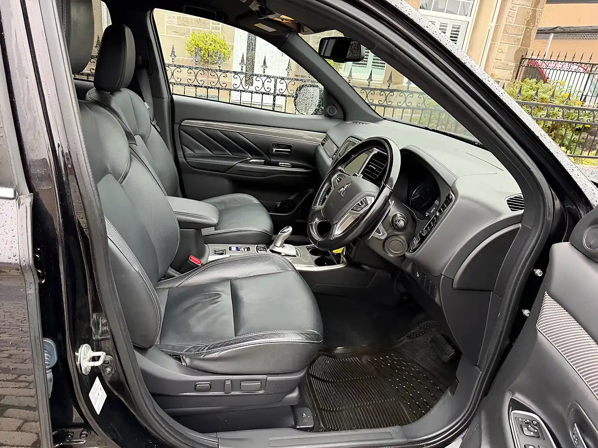 Used 2020 Mitsubishi Outlander Dynamic Amethyst Black - Interior and Exterior details 2