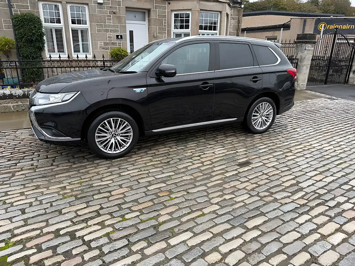 Used 2020 Mitsubishi Outlander Dynamic Amethyst Black - Interior and Exterior details 5