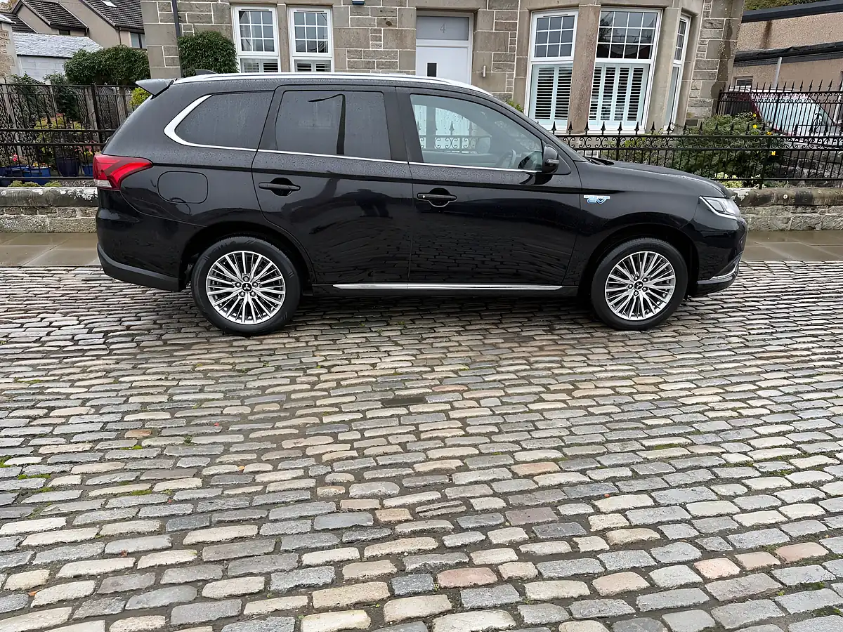 Used 2020 Mitsubishi Outlander Dynamic Amethyst Black - Interior and Exterior details 9