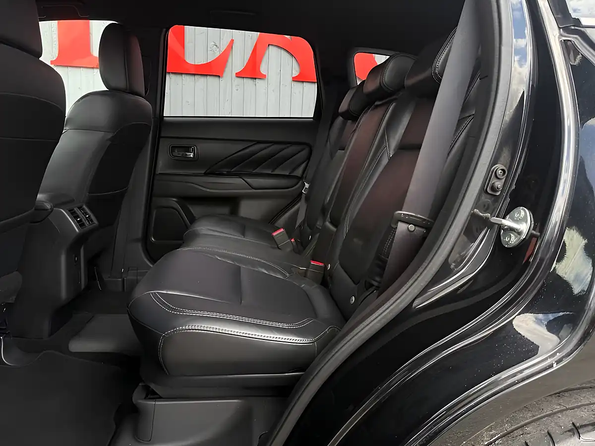Used 2020 Mitsubishi Outlander Dynamic Black - Interior and Exterior details 14
