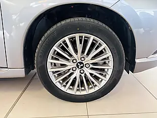 Used 2020 Mitsubishi Outlander Dynamic Grey - Interior and Exterior details 10