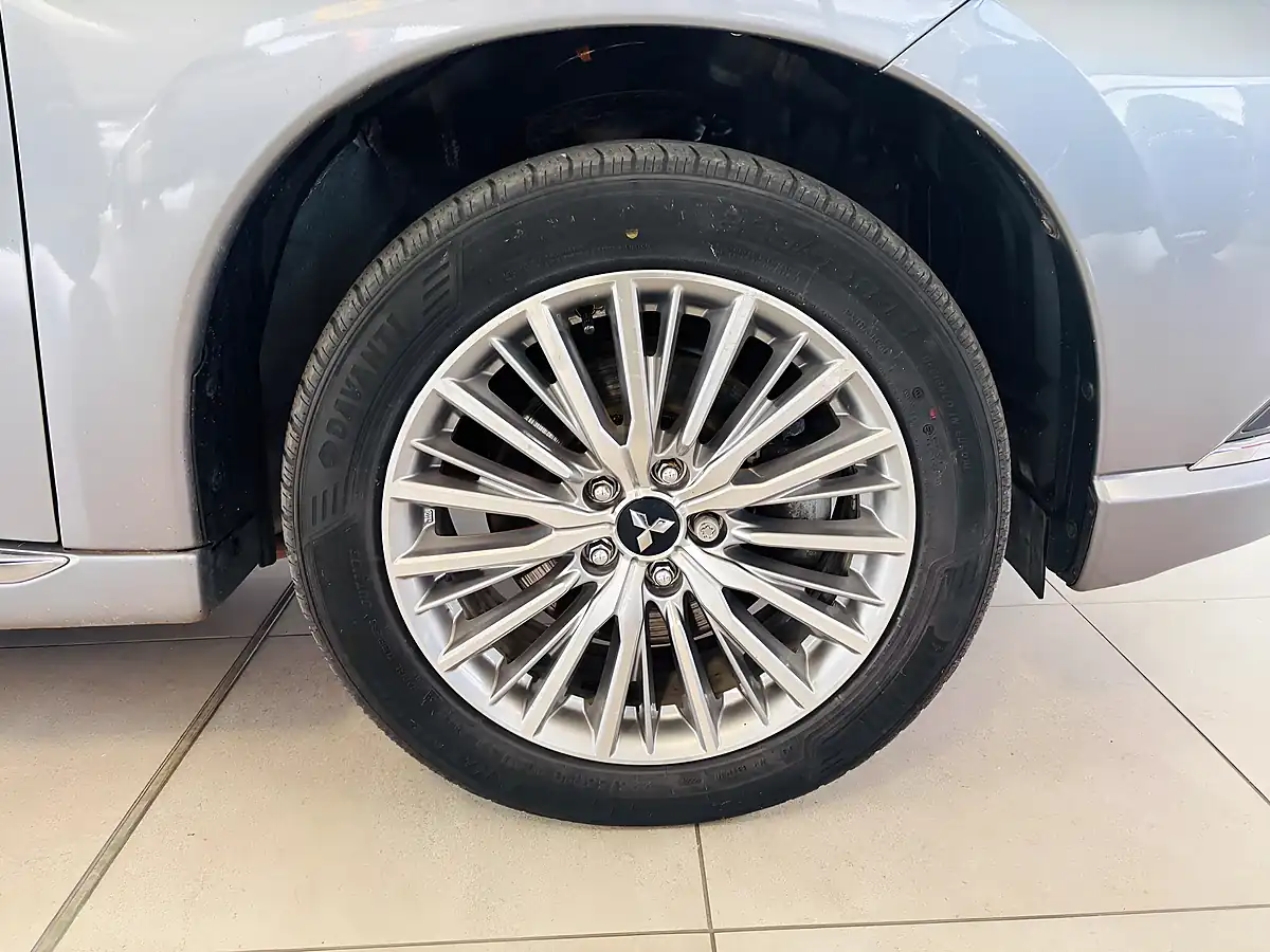 Used 2020 Mitsubishi Outlander Dynamic Grey - Interior and Exterior details 10