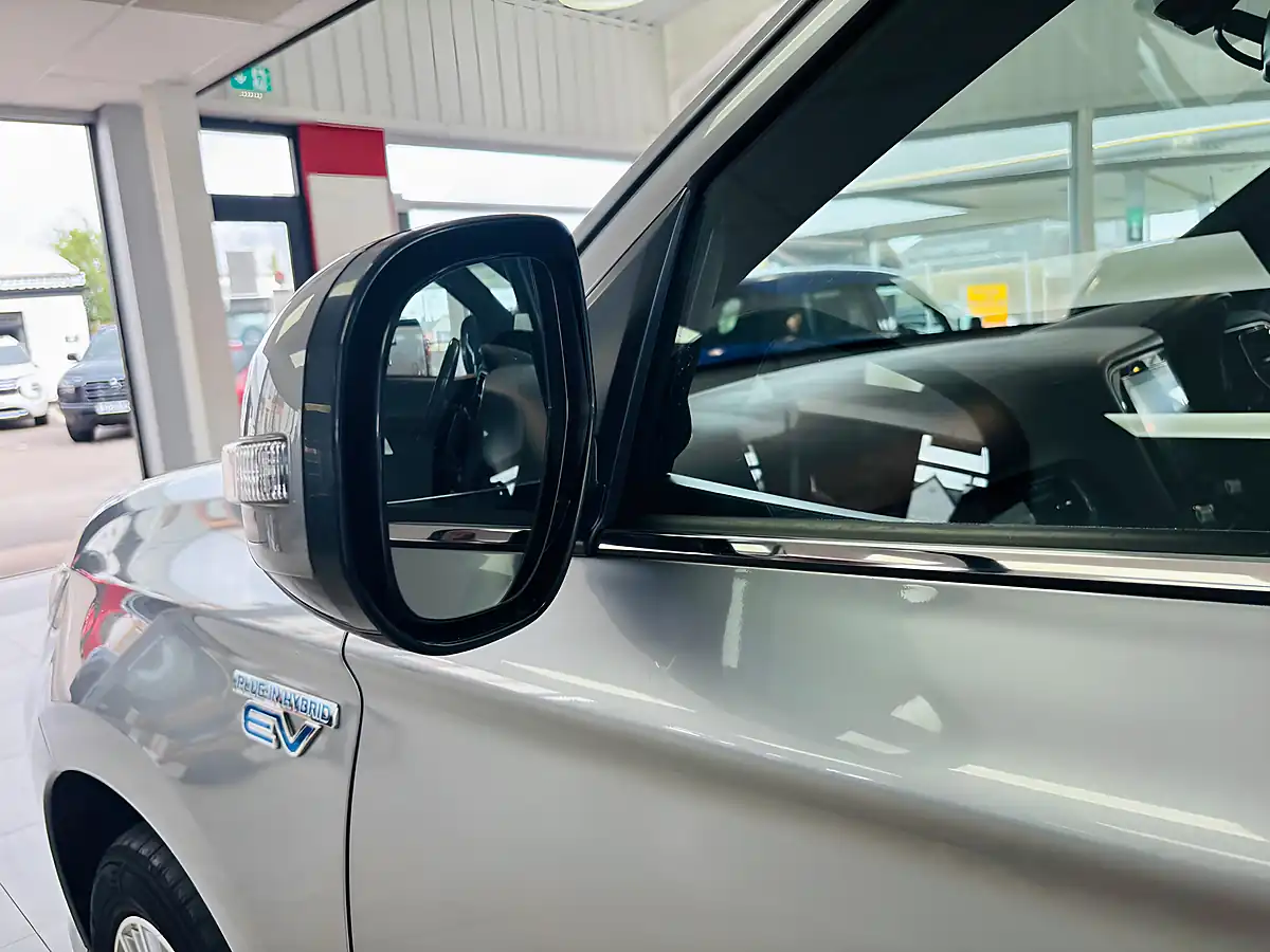 Used 2020 Mitsubishi Outlander Dynamic Grey - Interior and Exterior details 11