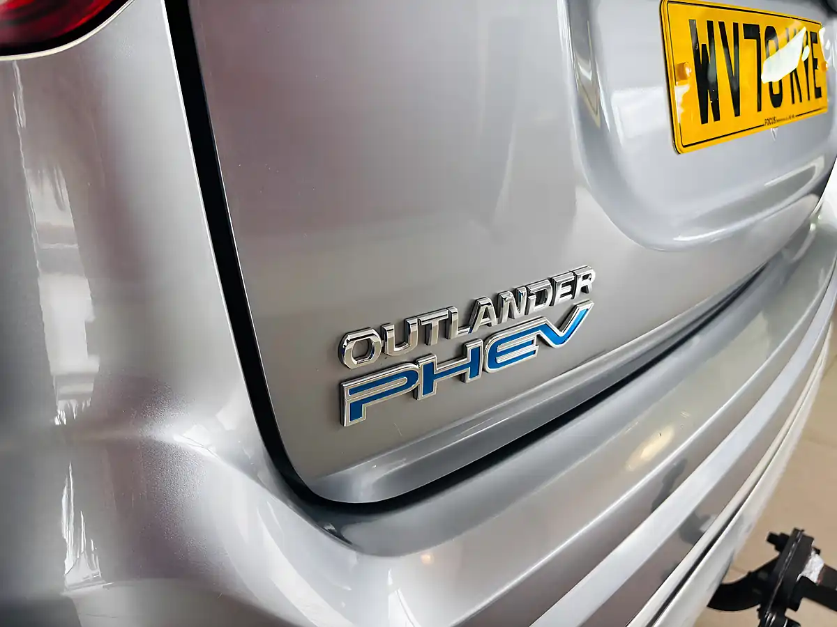Used 2020 Mitsubishi Outlander Dynamic Grey - Interior and Exterior details 12