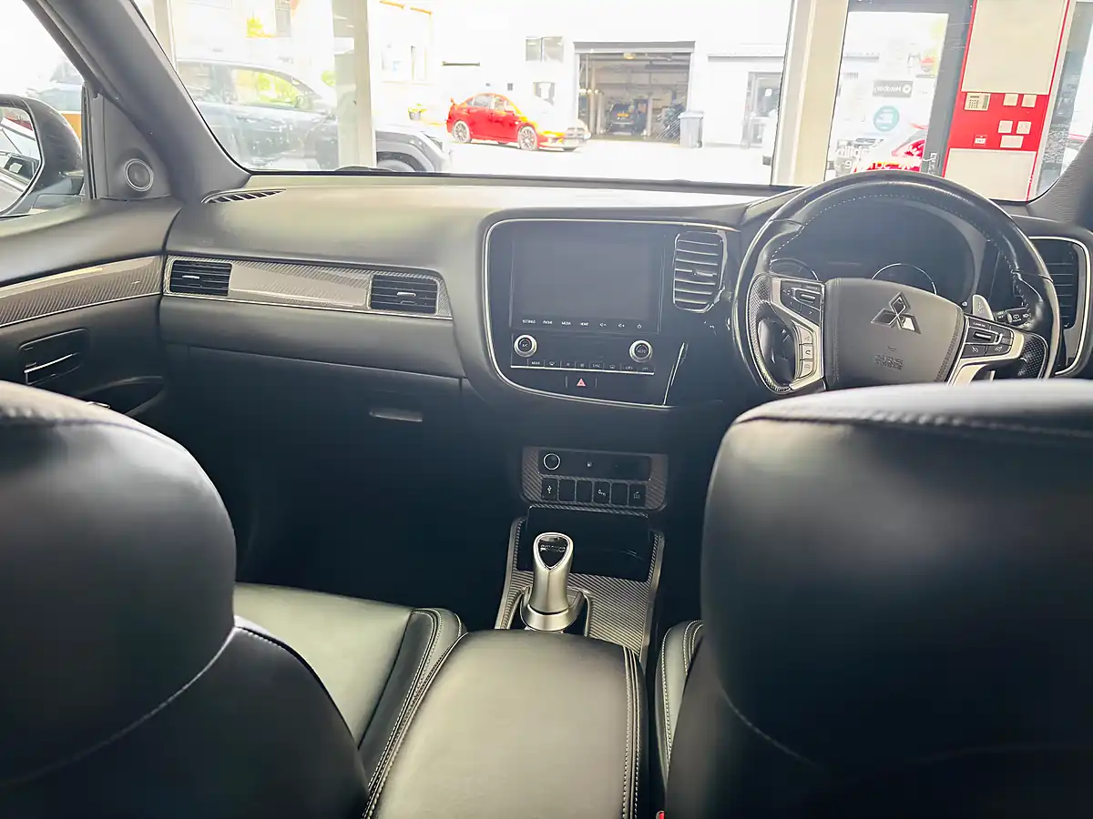 Used 2020 Mitsubishi Outlander Dynamic Grey - Interior and Exterior details 14