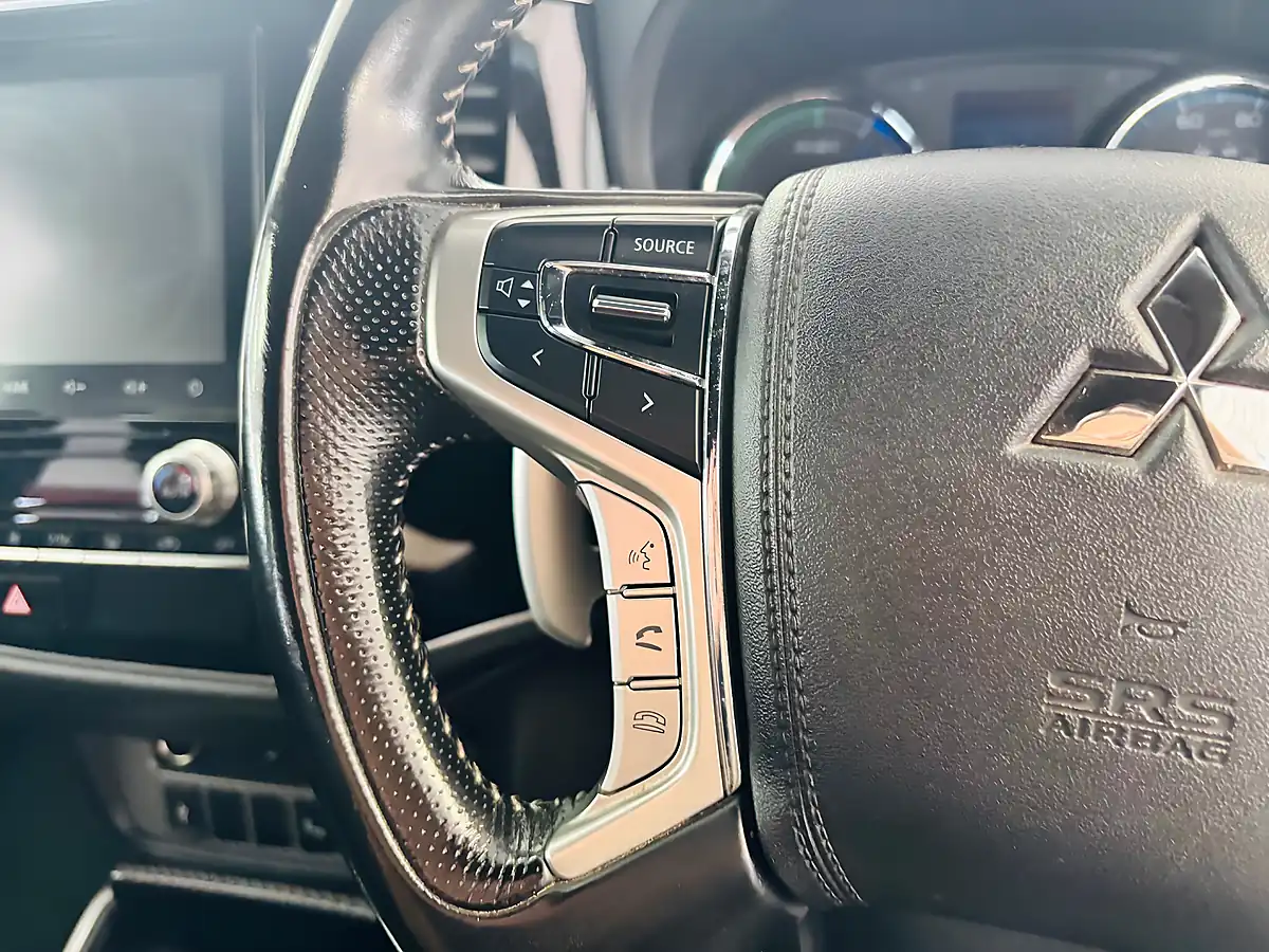 Used 2020 Mitsubishi Outlander Dynamic Grey - Interior and Exterior details 17