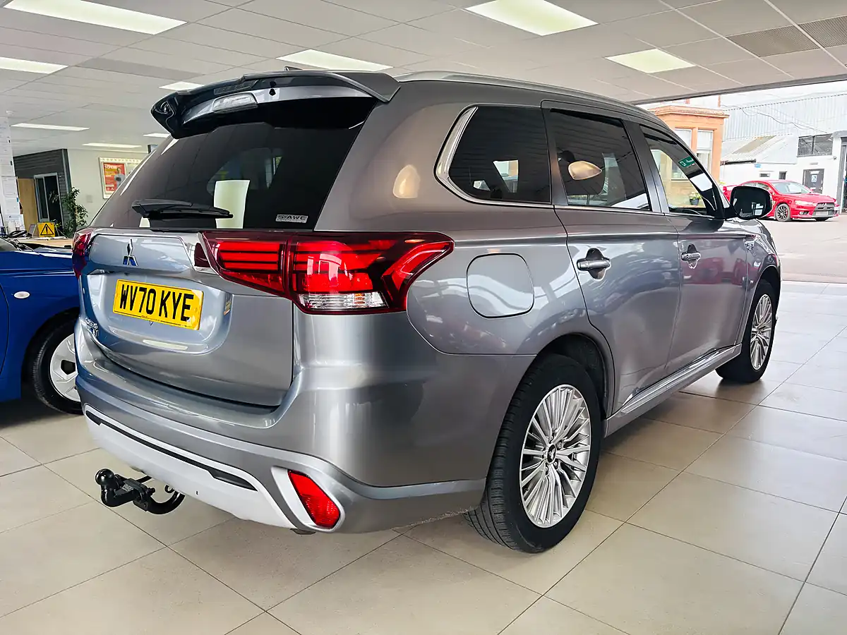 Used 2020 Mitsubishi Outlander Dynamic Grey - Interior and Exterior details 4
