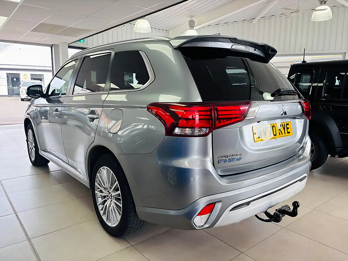 Used 2020 Mitsubishi Outlander Dynamic Grey - Interior and Exterior details 6