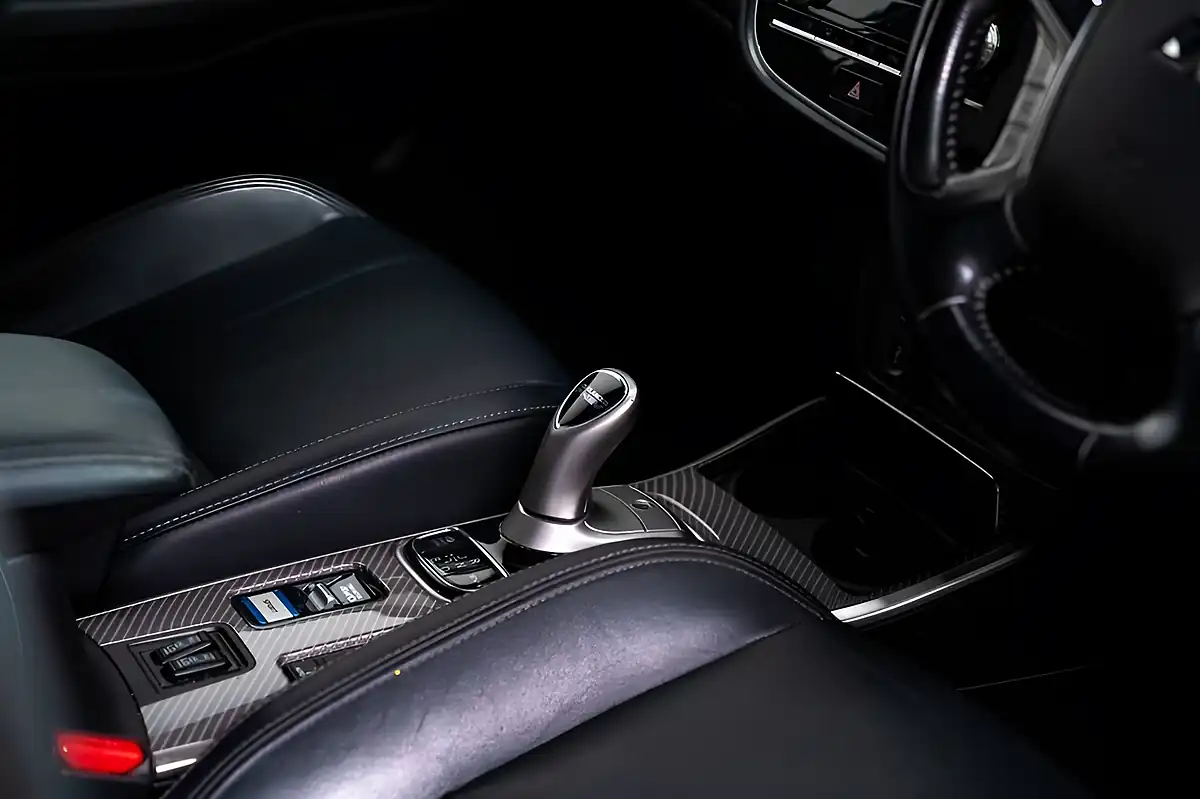 Used 2020 Mitsubishi Outlander Dynamic Grey - Interior and Exterior details 10