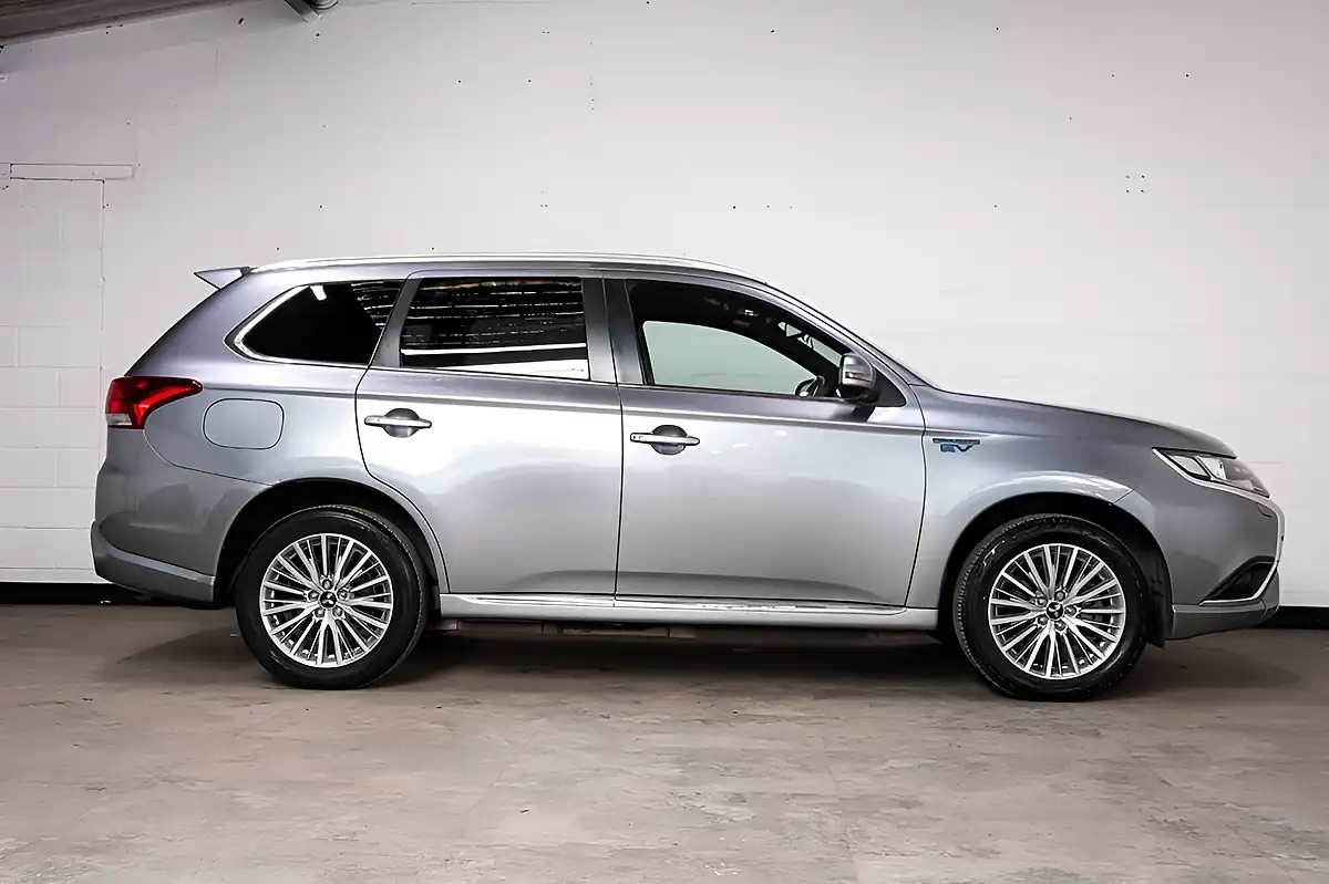 Used 2020 Mitsubishi Outlander Dynamic Grey - Interior and Exterior details 12