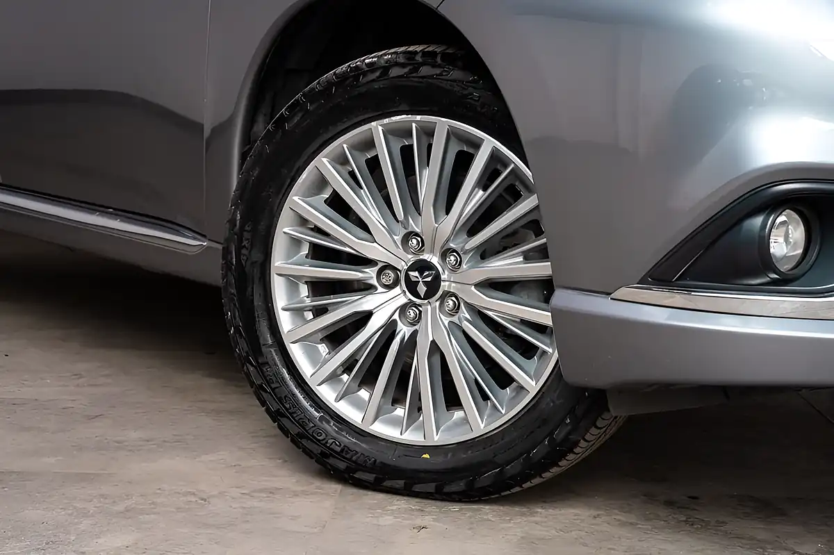 Used 2020 Mitsubishi Outlander Dynamic Grey - Interior and Exterior details 13