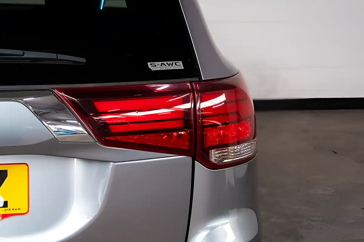 Used 2020 Mitsubishi Outlander Dynamic Grey - Interior and Exterior details 15