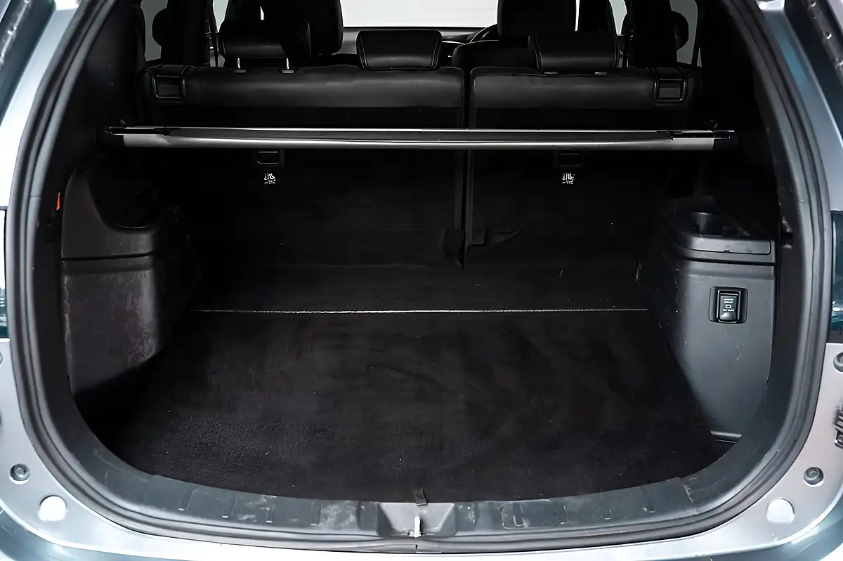 Used 2020 Mitsubishi Outlander Dynamic Grey - Interior and Exterior details 16
