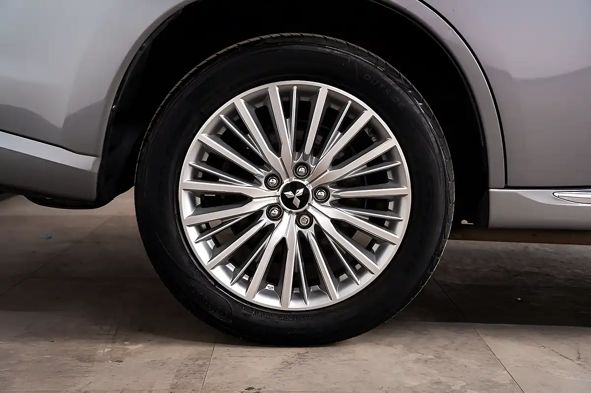Used 2020 Mitsubishi Outlander Dynamic Grey - Interior and Exterior details 17