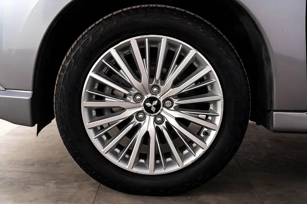 Used 2020 Mitsubishi Outlander Dynamic Grey - Interior and Exterior details 18