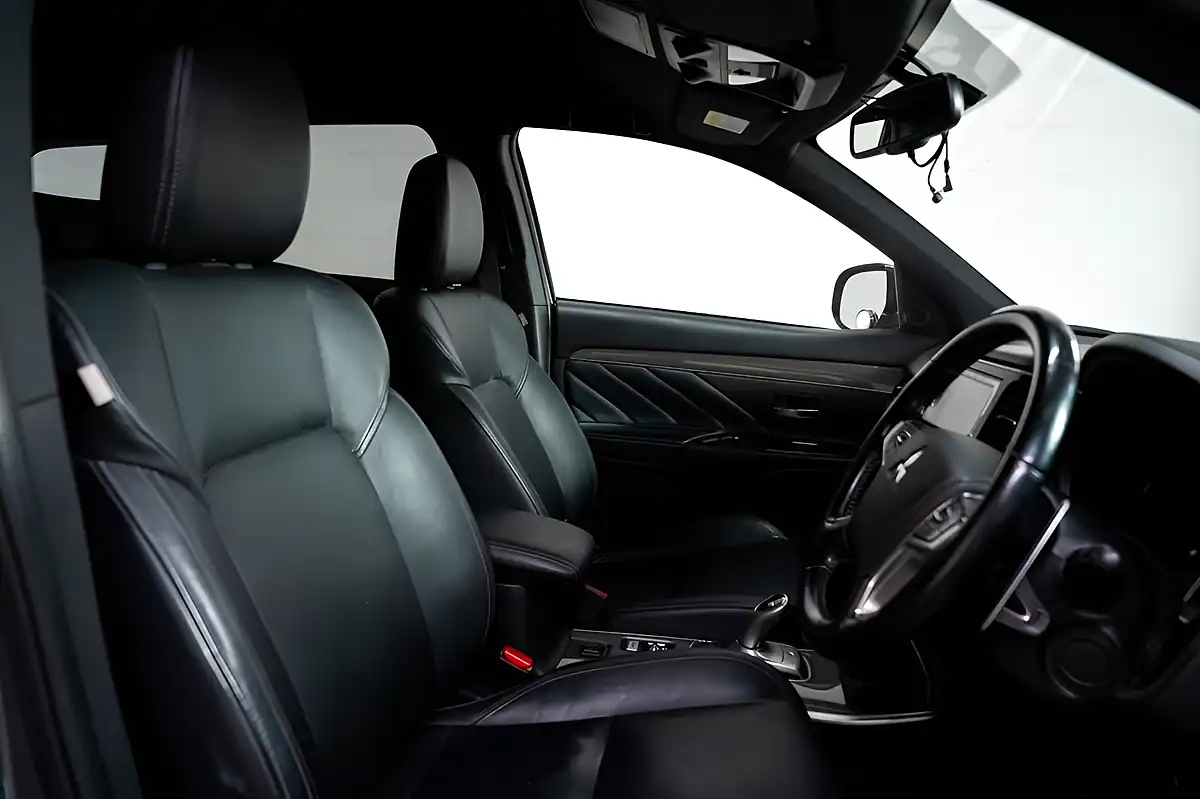 Used 2020 Mitsubishi Outlander Dynamic Grey - Interior and Exterior details 5