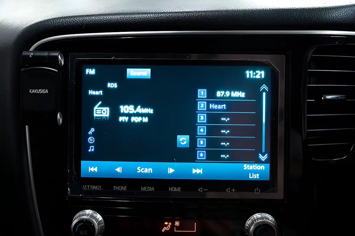 Used 2020 Mitsubishi Outlander Dynamic Grey - Interior and Exterior details 9