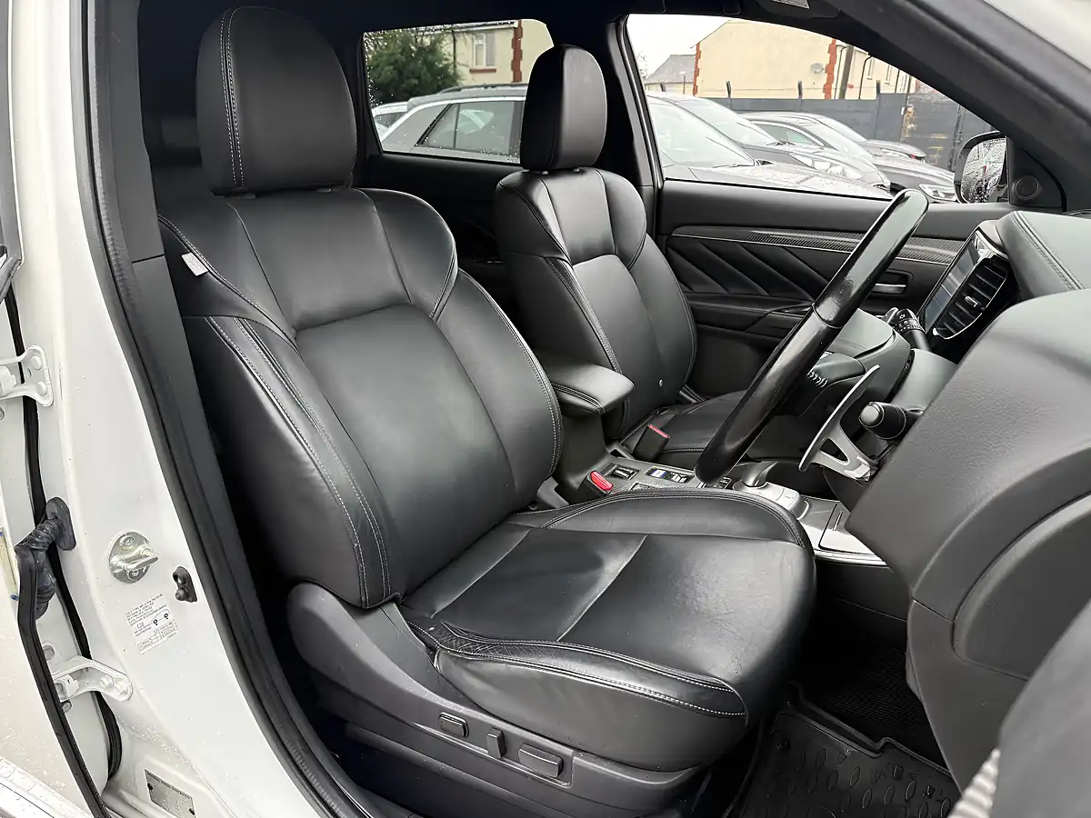 Used 2020 Mitsubishi Outlander Dynamic White - Interior and Exterior details 12