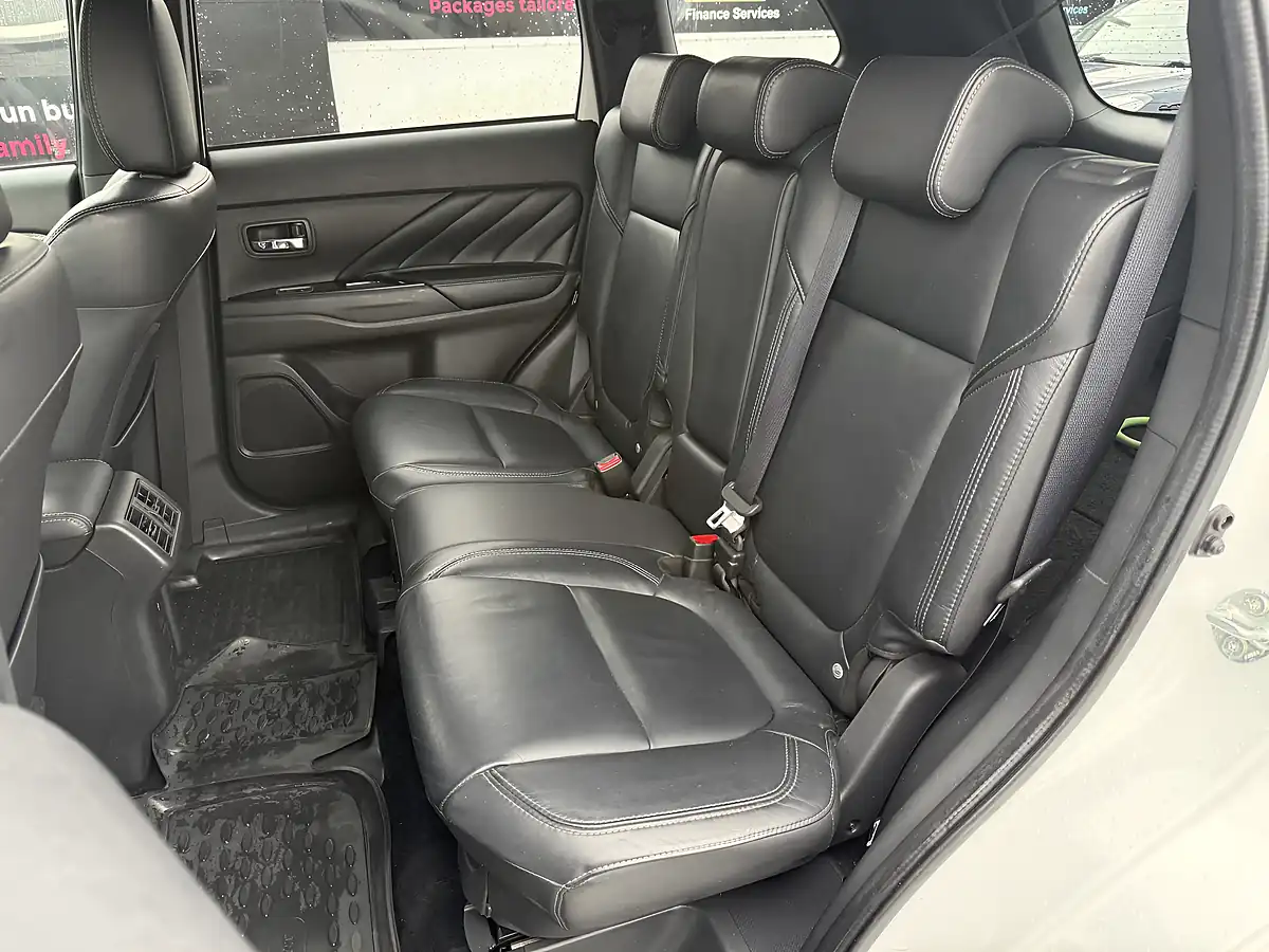 Used 2020 Mitsubishi Outlander Dynamic White - Interior and Exterior details 13