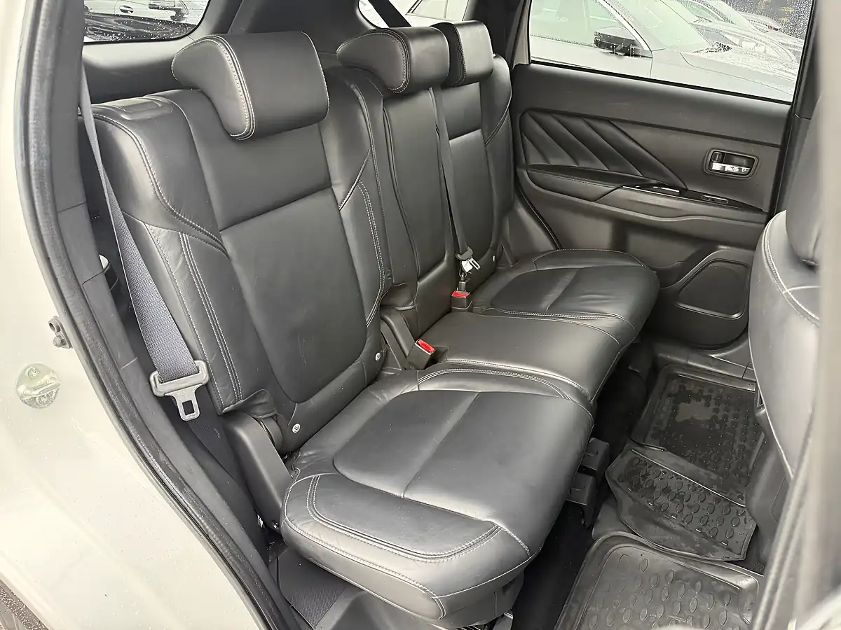 Used 2020 Mitsubishi Outlander Dynamic White - Interior and Exterior details 14
