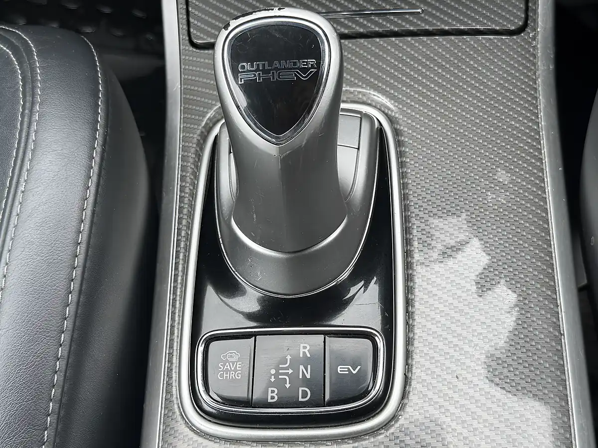 Used 2020 Mitsubishi Outlander Dynamic White - Interior and Exterior details 17
