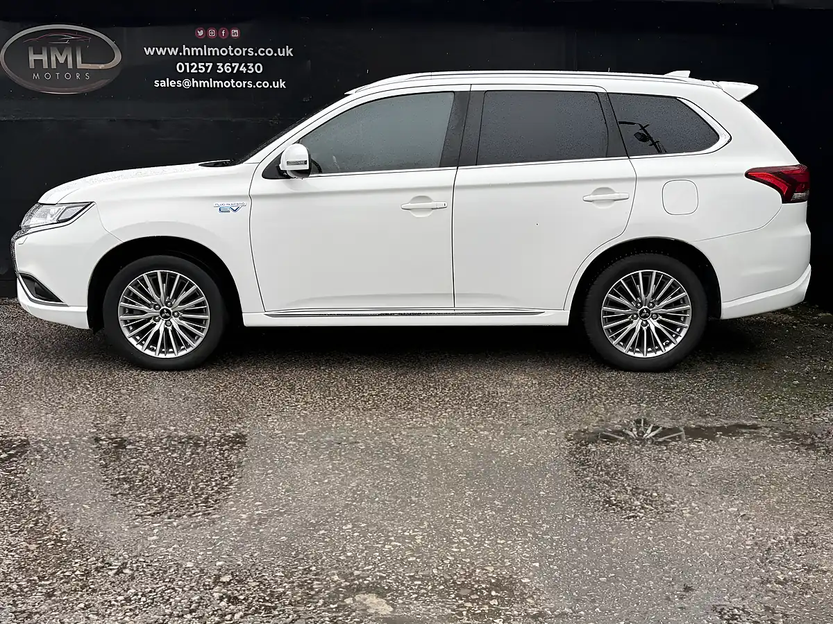 Used 2020 Mitsubishi Outlander Dynamic White - Interior and Exterior details 3