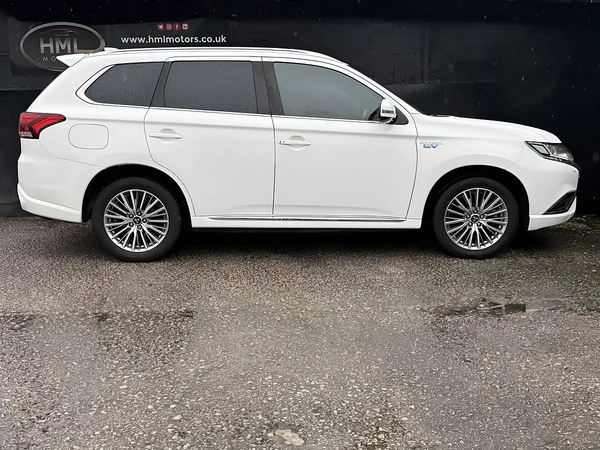 Used 2020 Mitsubishi Outlander Dynamic White - Interior and Exterior details 7