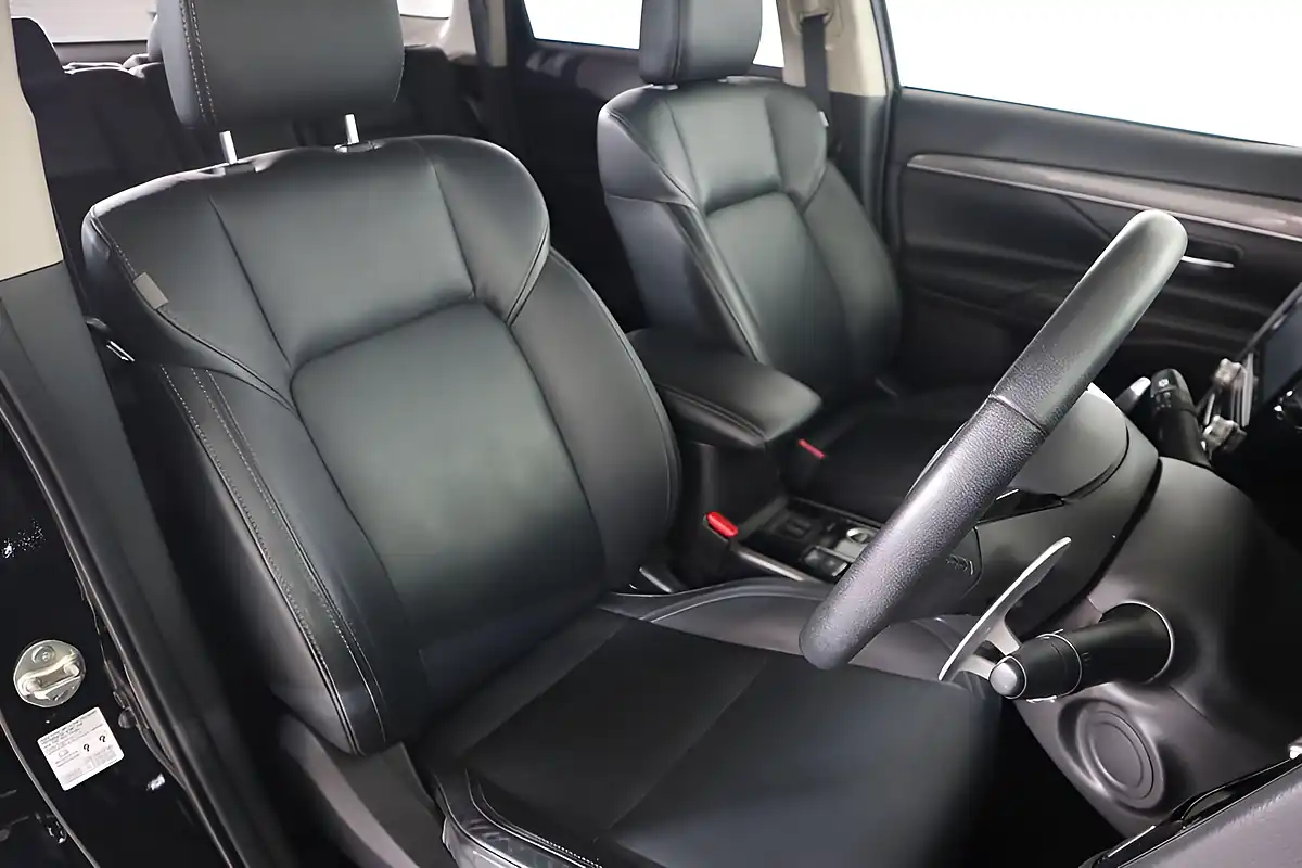 Used 2020 Mitsubishi Outlander Exceed Black - Interior and Exterior details 11