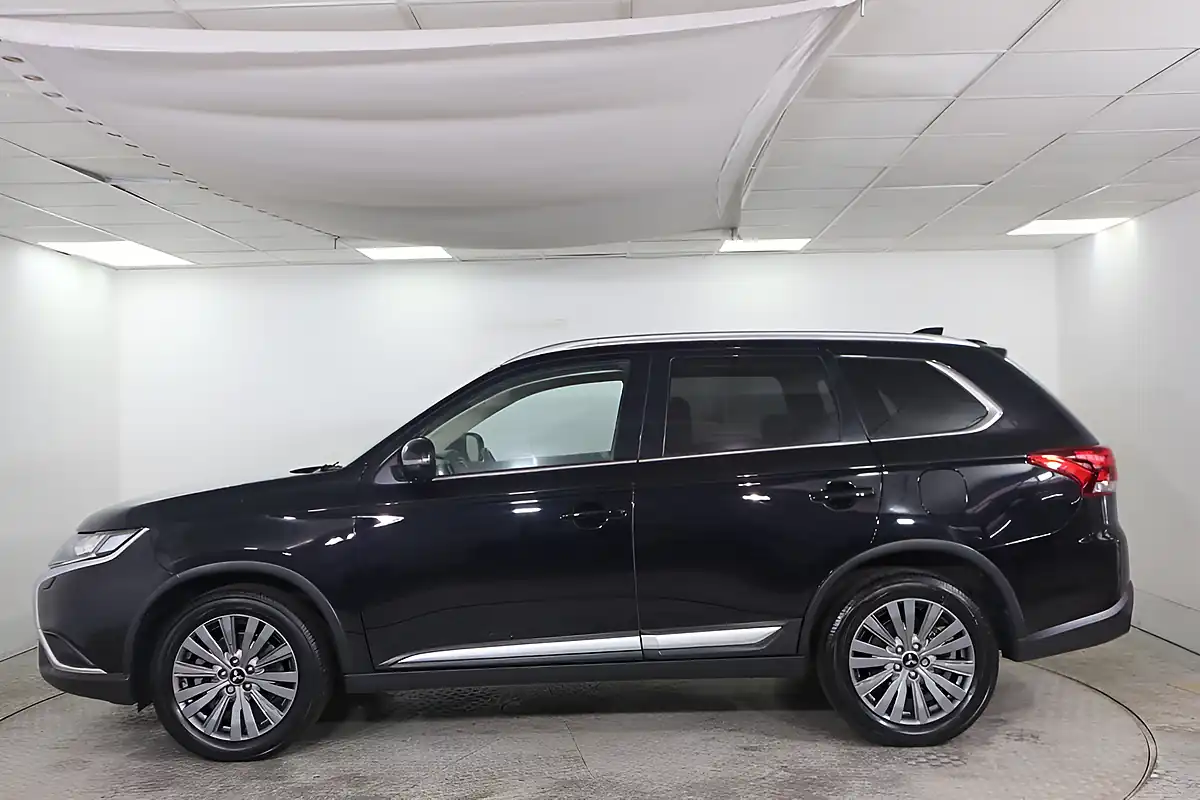 Used 2020 Mitsubishi Outlander Exceed Black - Interior and Exterior details 8