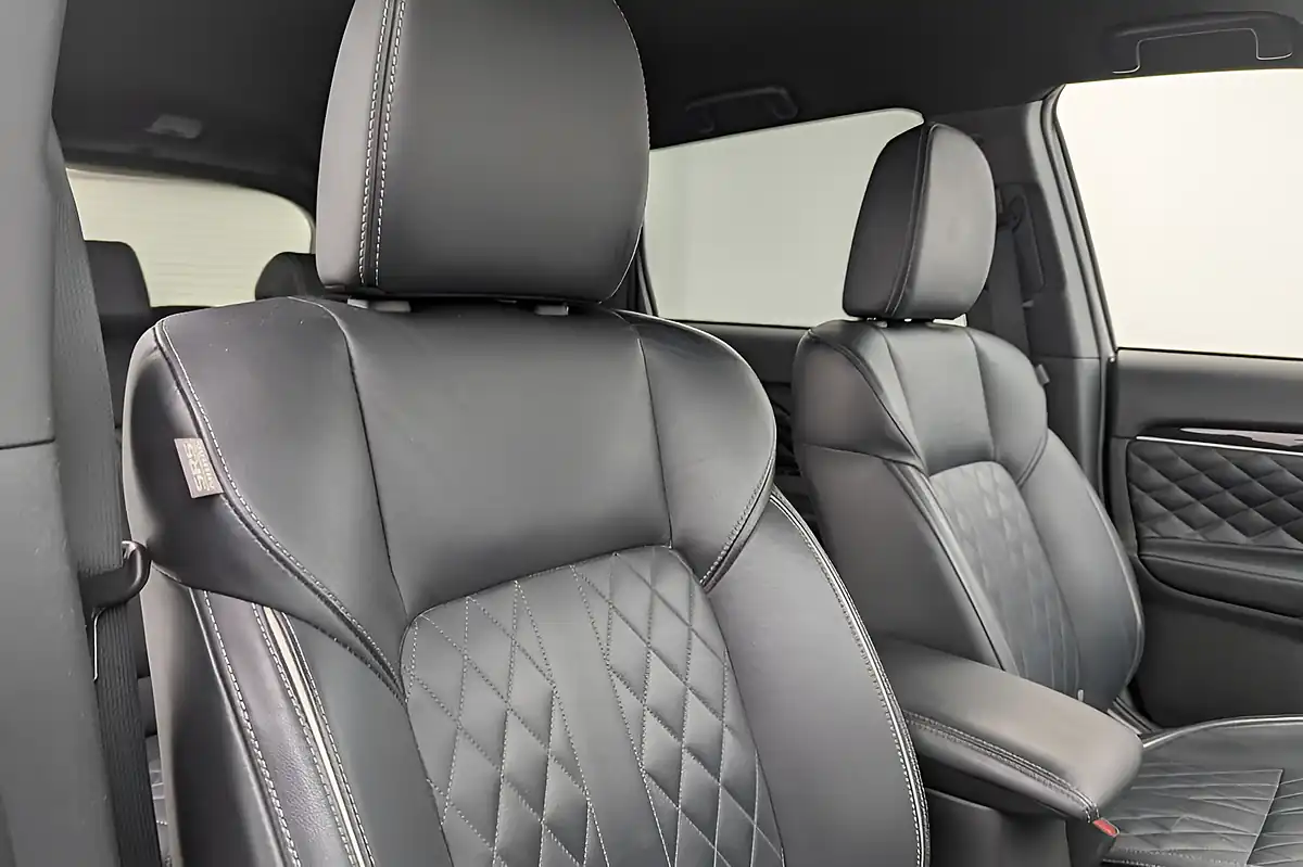 Used 2020 Mitsubishi Outlander Exceed Silver - Interior and Exterior details 10