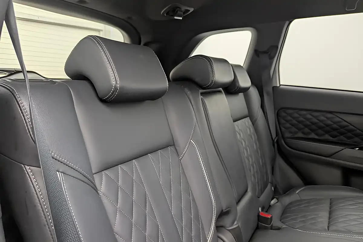 Used 2020 Mitsubishi Outlander Exceed Silver - Interior and Exterior details 11
