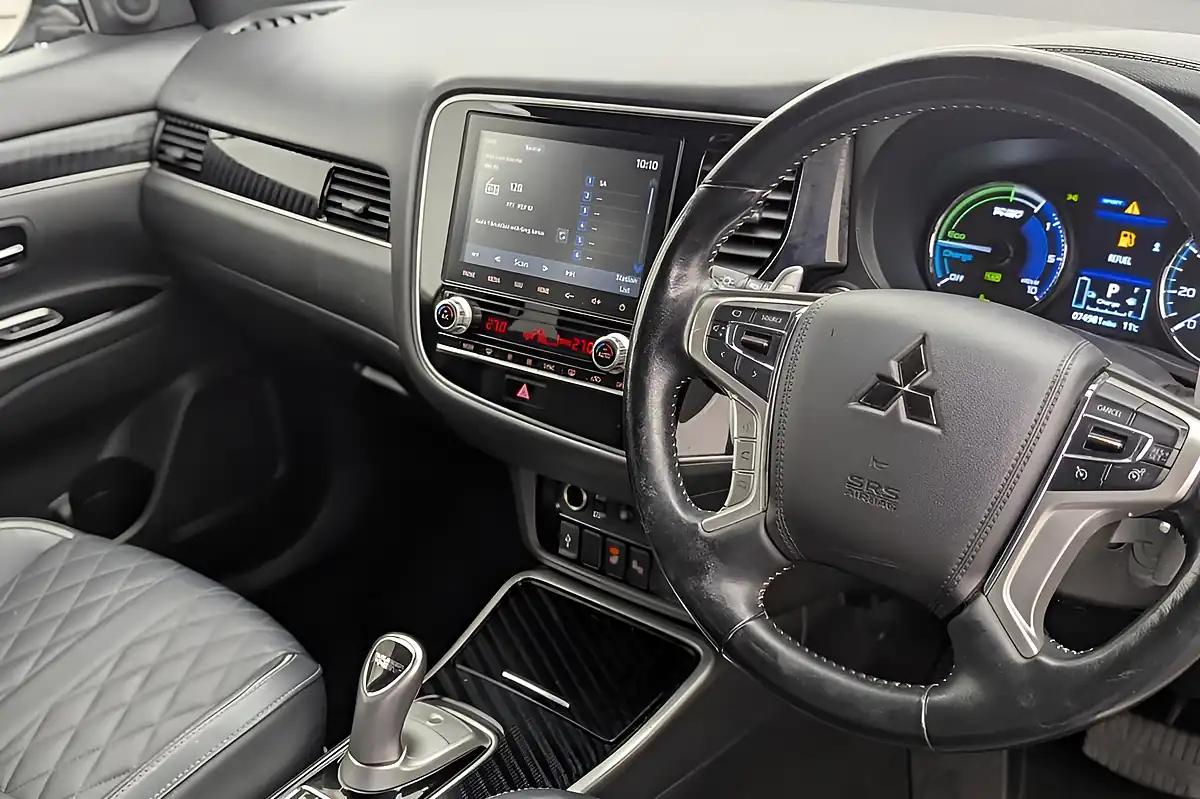 Used 2020 Mitsubishi Outlander Exceed Silver - Interior and Exterior details 16