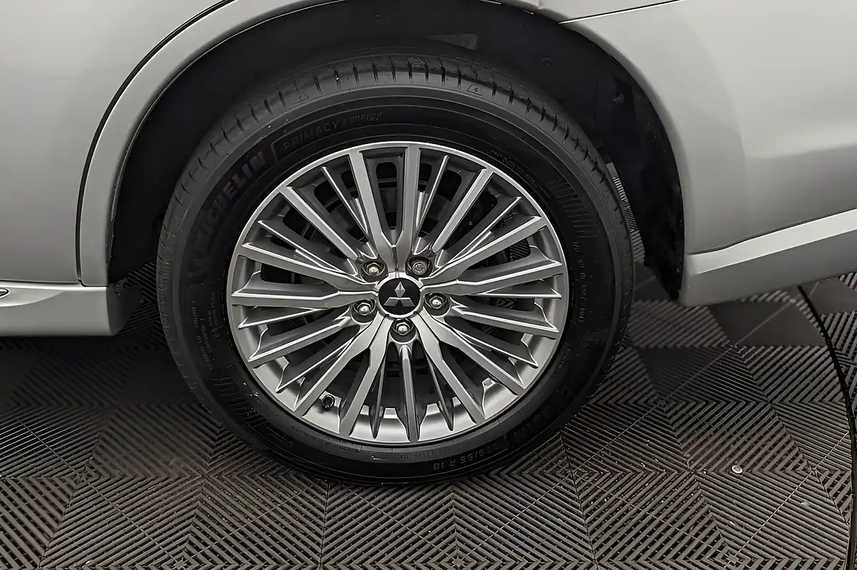 Used 2020 Mitsubishi Outlander Exceed Silver - Interior and Exterior details 2