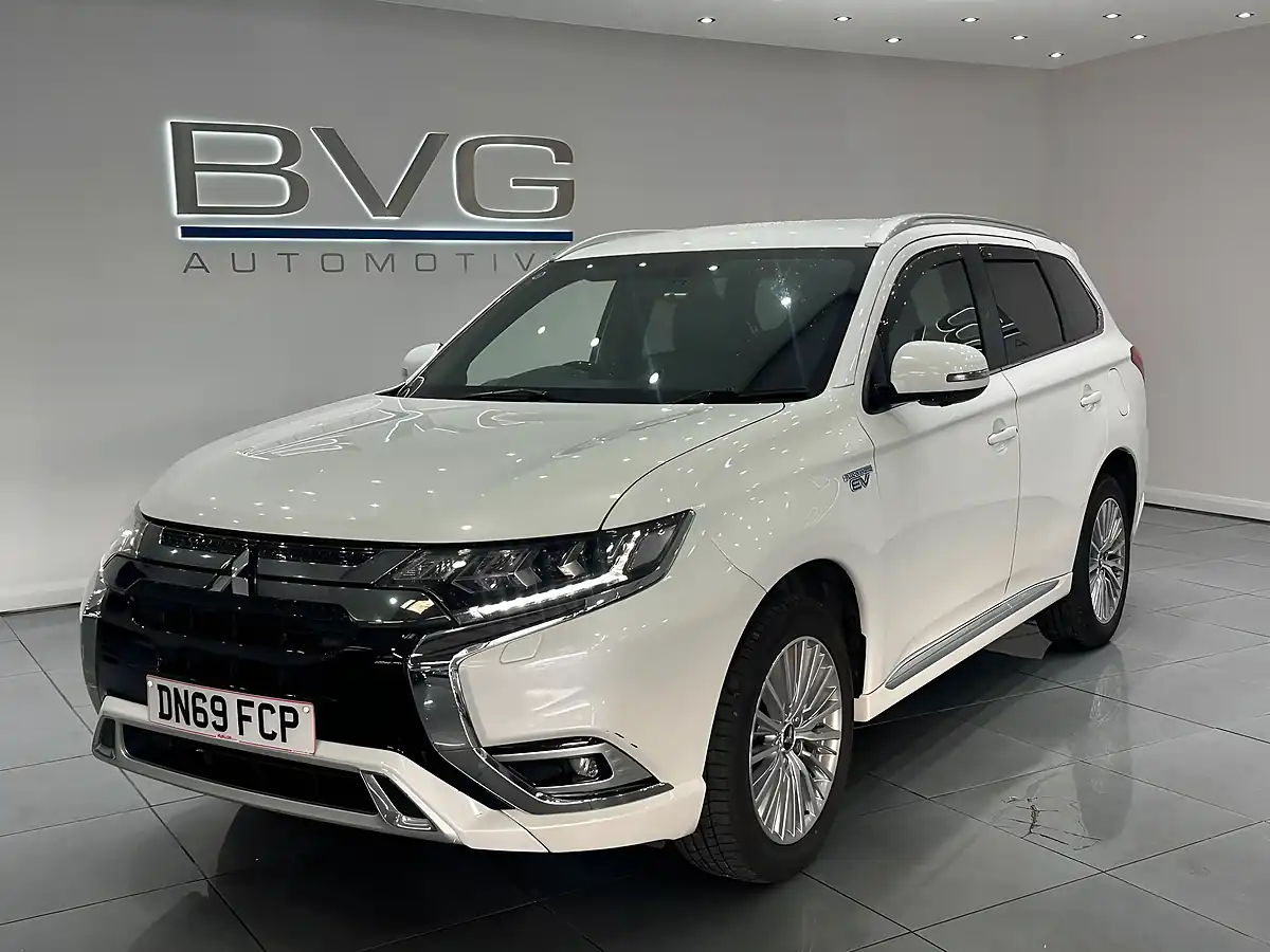 Used 2020 Mitsubishi Outlander Exceed White - Front View