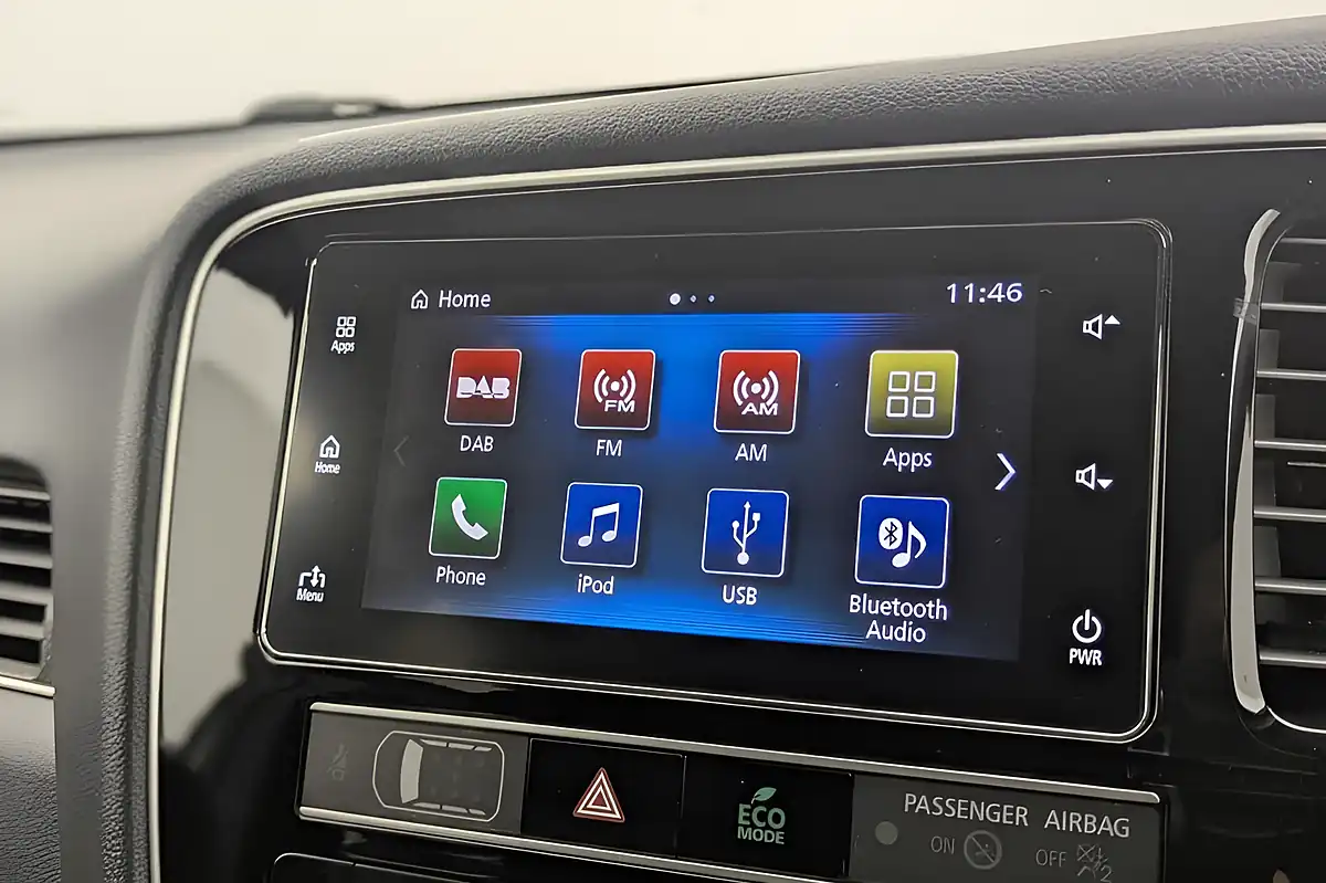 Used 2020 Mitsubishi Outlander White - Interior and Exterior details 11