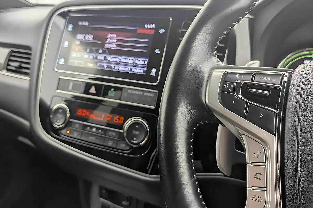 Used 2020 Mitsubishi Outlander White - Interior and Exterior details 12