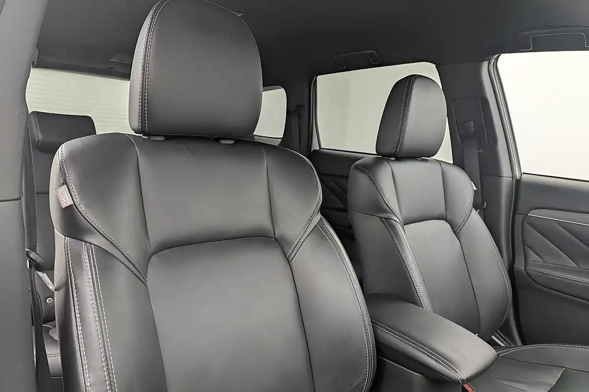 Used 2020 Mitsubishi Outlander White - Interior and Exterior details 13
