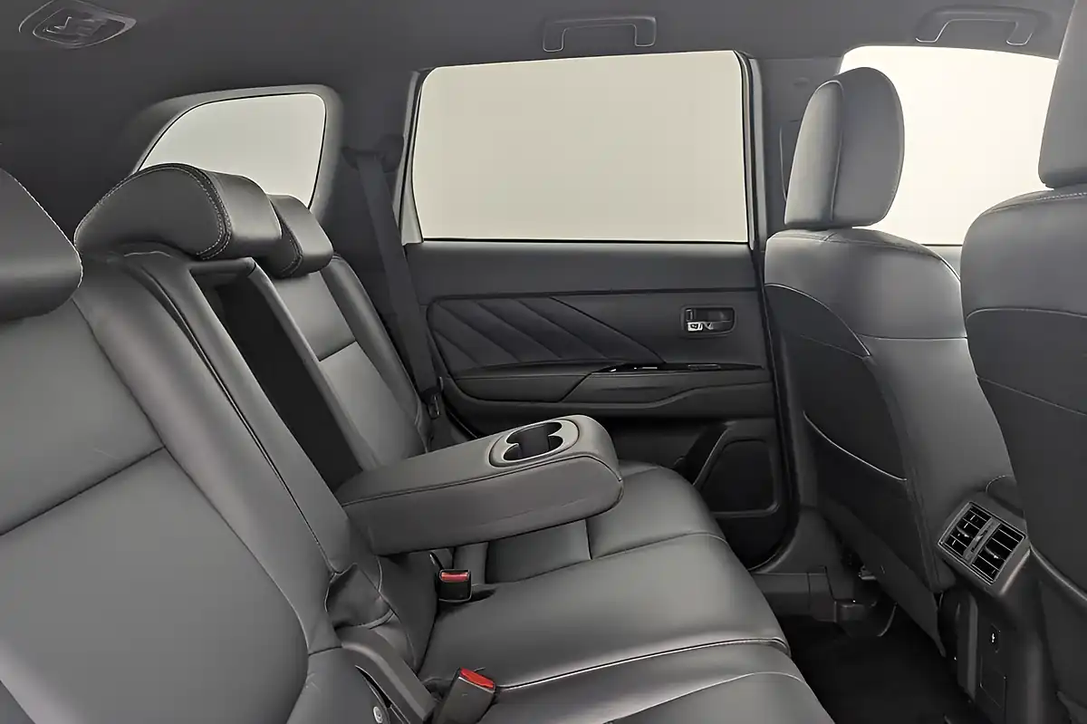 Used 2020 Mitsubishi Outlander White - Interior and Exterior details 14