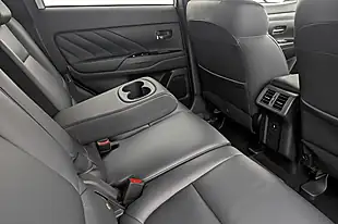 Used 2020 Mitsubishi Outlander White - Interior and Exterior details 15