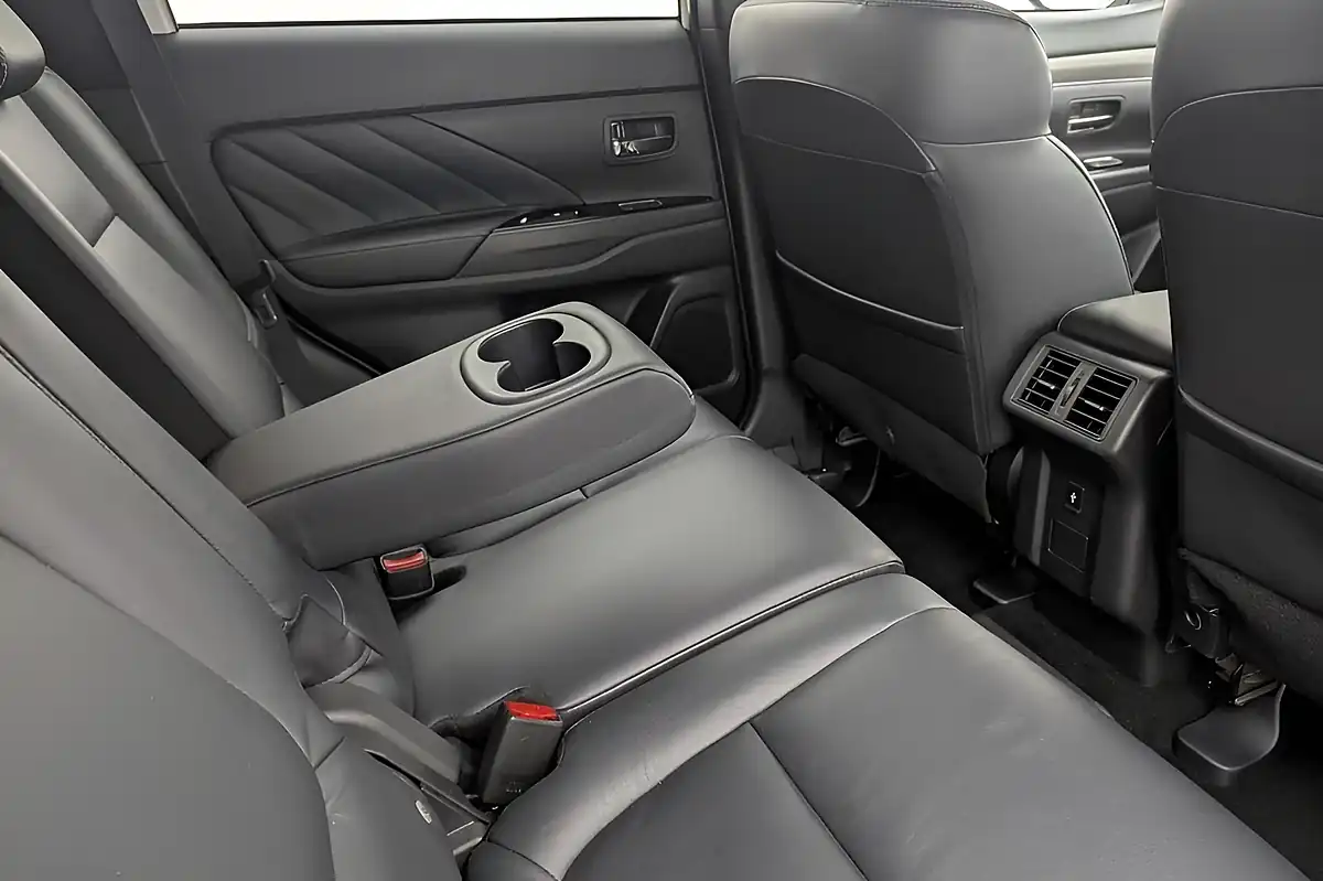 Used 2020 Mitsubishi Outlander White - Interior and Exterior details 15