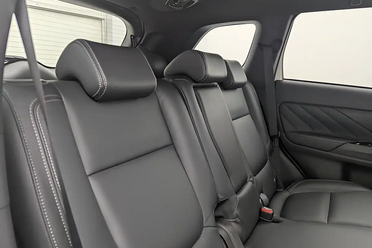 Used 2020 Mitsubishi Outlander White - Interior and Exterior details 16