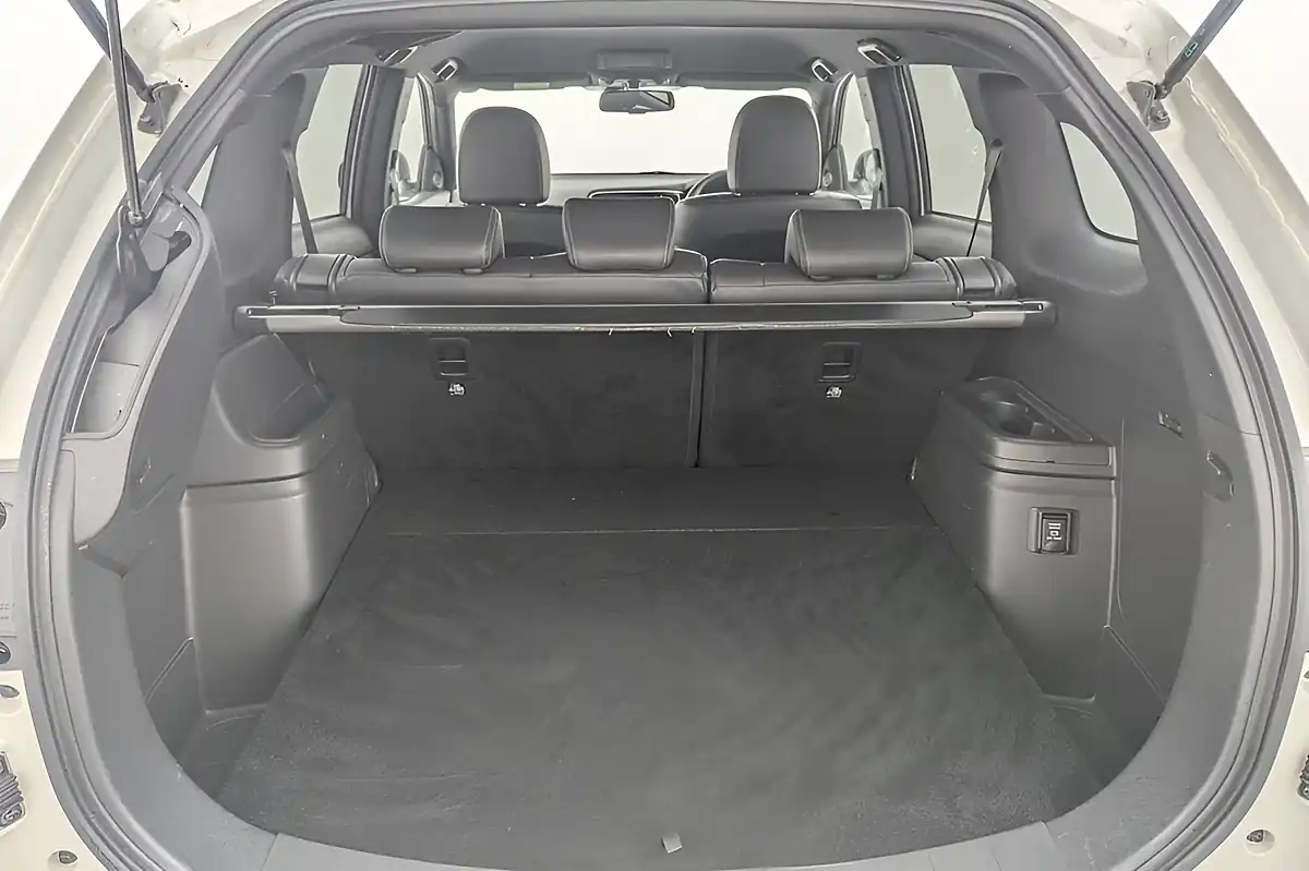 Used 2020 Mitsubishi Outlander White - Interior and Exterior details 17