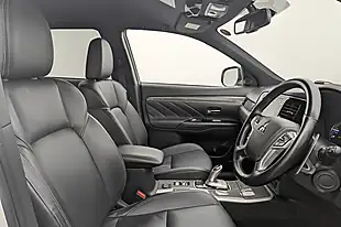 Used 2020 Mitsubishi Outlander White - Interior and Exterior details 2