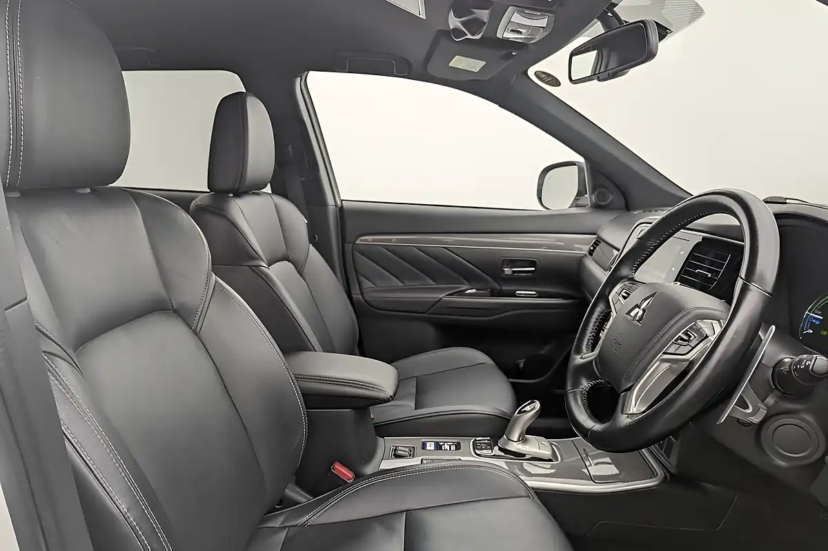 Used 2020 Mitsubishi Outlander White - Interior and Exterior details 2
