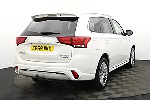 Used 2020 Mitsubishi Outlander White - Interior and Exterior details 3