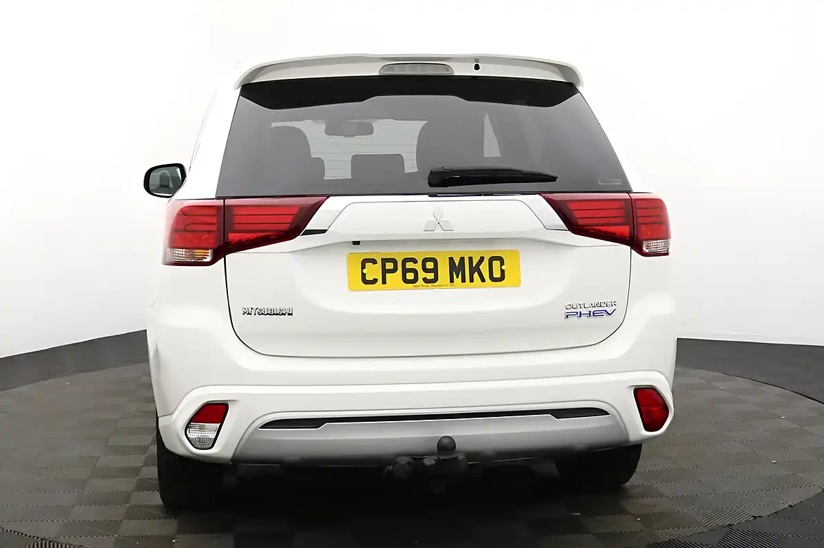 Used 2020 Mitsubishi Outlander White - Interior and Exterior details 4
