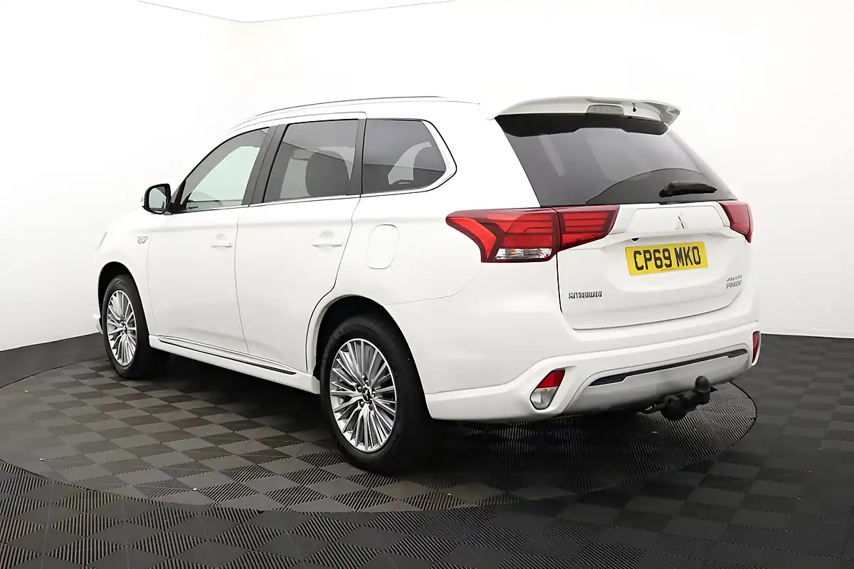 Used 2020 Mitsubishi Outlander White - Interior and Exterior details 5