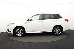 Used 2020 Mitsubishi Outlander White - Interior and Exterior details 6