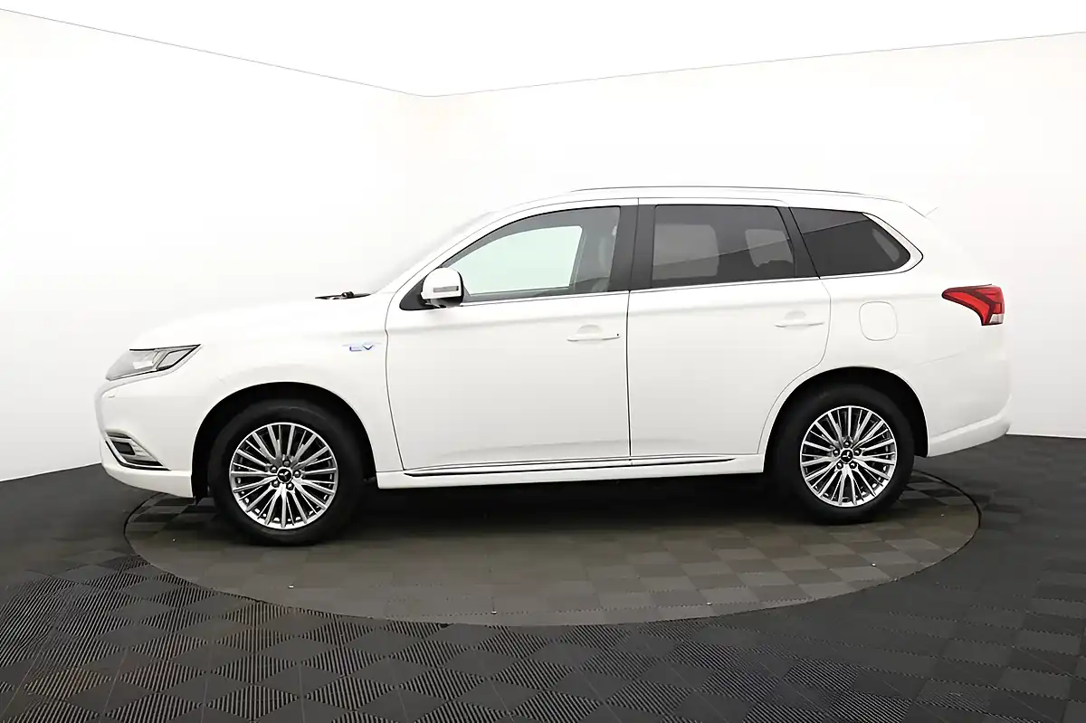 Used 2020 Mitsubishi Outlander White - Interior and Exterior details 6