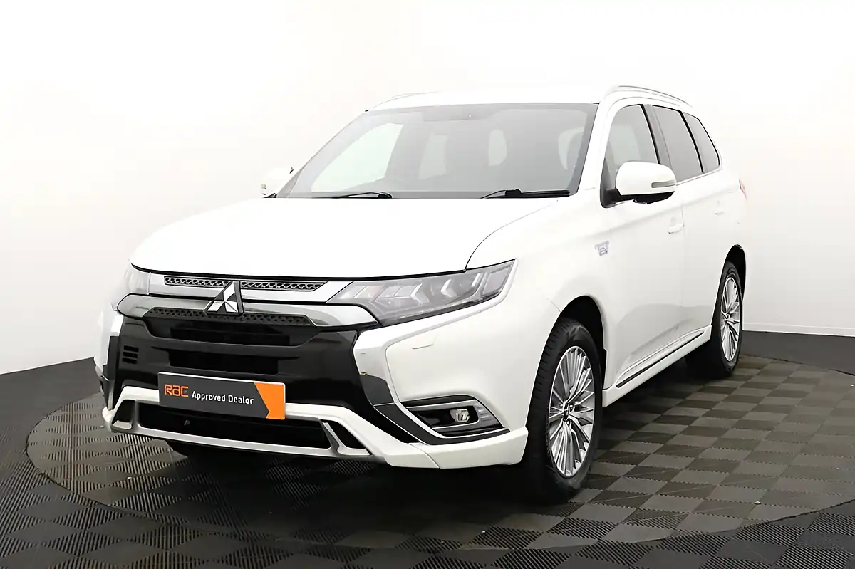 Used 2020 Mitsubishi Outlander White - Interior and Exterior details 7
